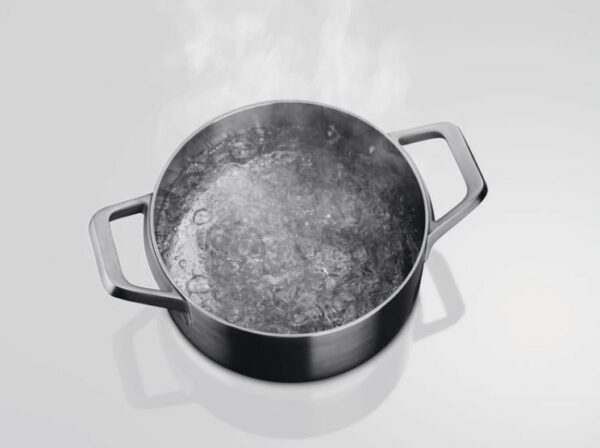 Table de cuisson à induction Aeg IKE84443FW - Neuf: Surface résistante aux rayures, éclaboussures faciles à éliminer – Image 3