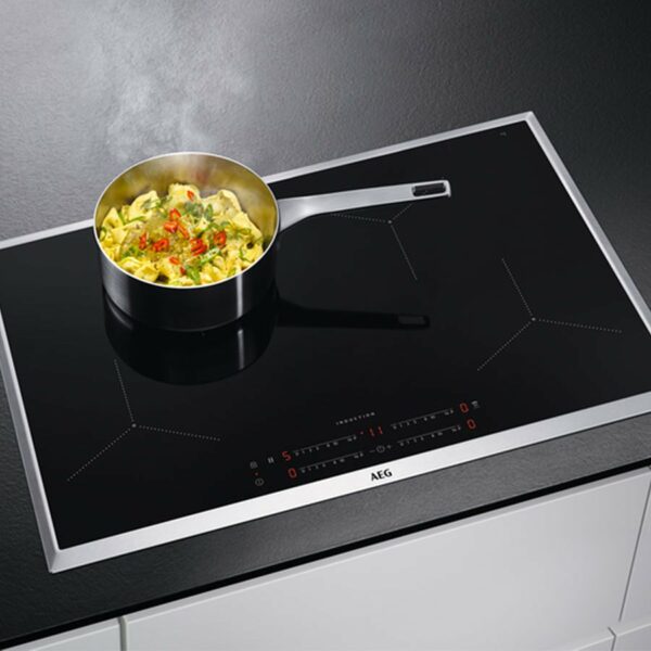 Plaque à induction AEG IKB84433XB - Neuf: Zones adaptatives pour casseroles - Vérifiez la compatibilité! (150 caractères) – Image 3