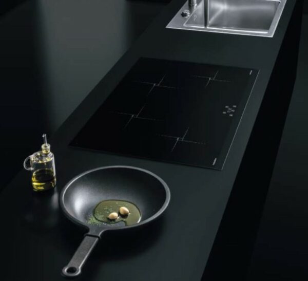 Table de cuisson à induction Barazza 1PIDG64N - Neuf: élégante pente avant, 4 zones de cuisson, commandes tactiles, limiteur de puissance pour éviter la surchauffe – Image 2