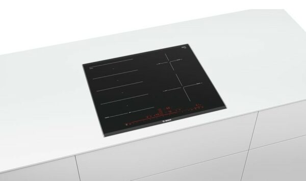 Plaque à induction Bosch PXE675DC1E - Neuf: Flexibilité et précision de cuisson avec 5 niveaux de capteur. Surface en verre céramique noire au design remarquable – Image 4