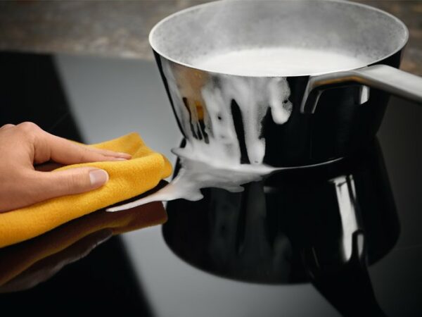Table de cuisson à induction Electrolux EIT81443 - Neuf: Casseroles de toutes formes - Pratique et polyvalente – Image 4