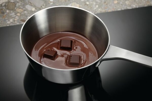 Table de cuisson à induction Electrolux EIT81443 - Neuf: Casseroles de toutes formes - Pratique et polyvalente – Image 5