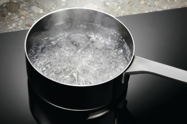 Table de cuisson à induction Electrolux EIT81443 - Neuf: Casseroles de toutes formes - Pratique et polyvalente – Image 6