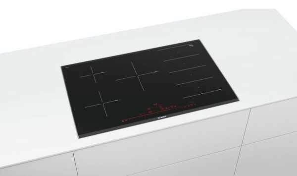 Plaque à induction Bosch PXV875DC1E - Neuf: Cuisson parfaite avec capteur à 5 niveaux, grande flexibilité et puissance accrue de 50%. Profilés en vitrocéramique noire et métal – Image 2